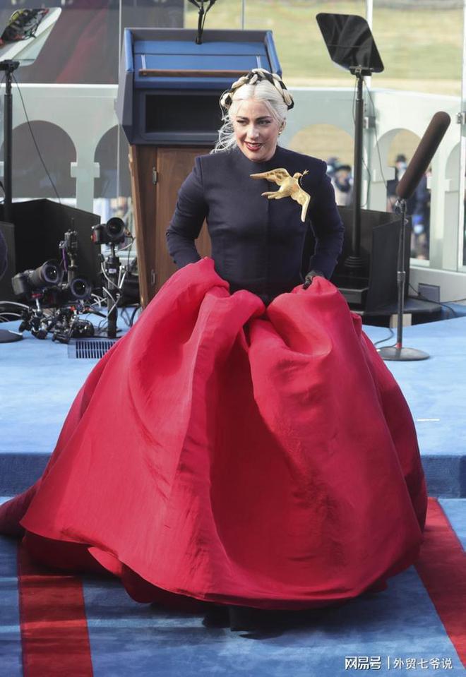时尚给了我翅膀像鸽子 ---Lady Gaga的服装造型综述评点（4）(图5)