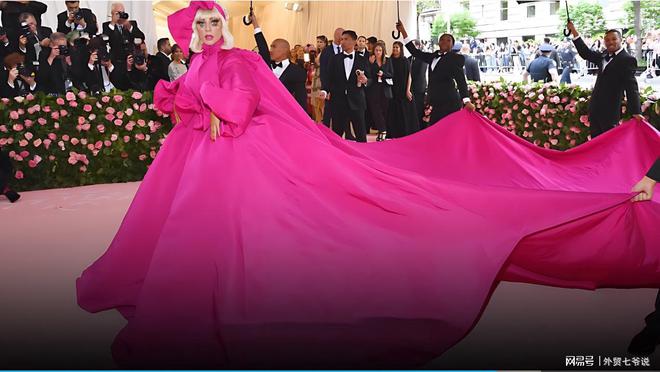时尚给了我翅膀像鸽子 ---Lady Gaga的服装造型综述评点（4）(图4)