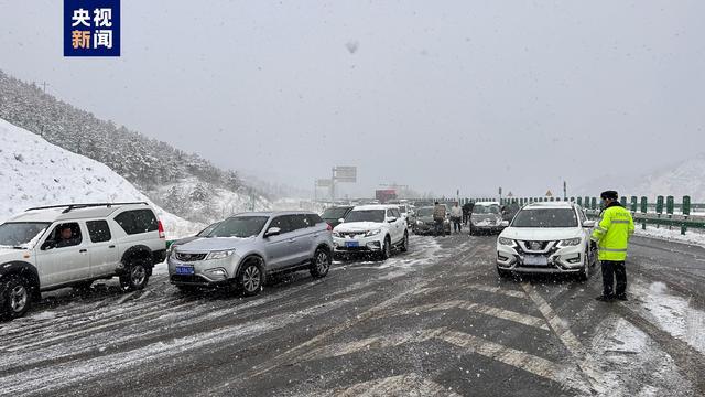 内蒙古大部迎降雪 局地中到大雪 多条高速受影响(图1)