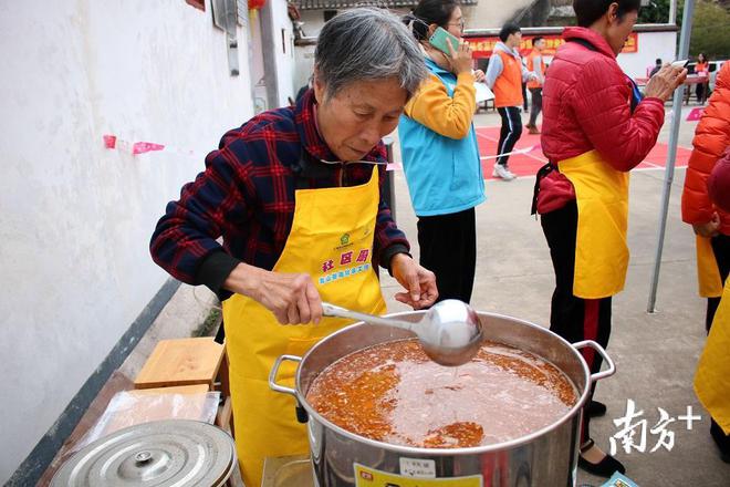 情暖冬至！梅州梅江区金山街道开展第二届东郊村冬至传统美食节活动(图1)