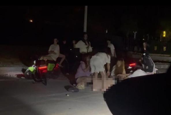 福州一女性夜间当街遭多人殴打扒衣 当地政府回应