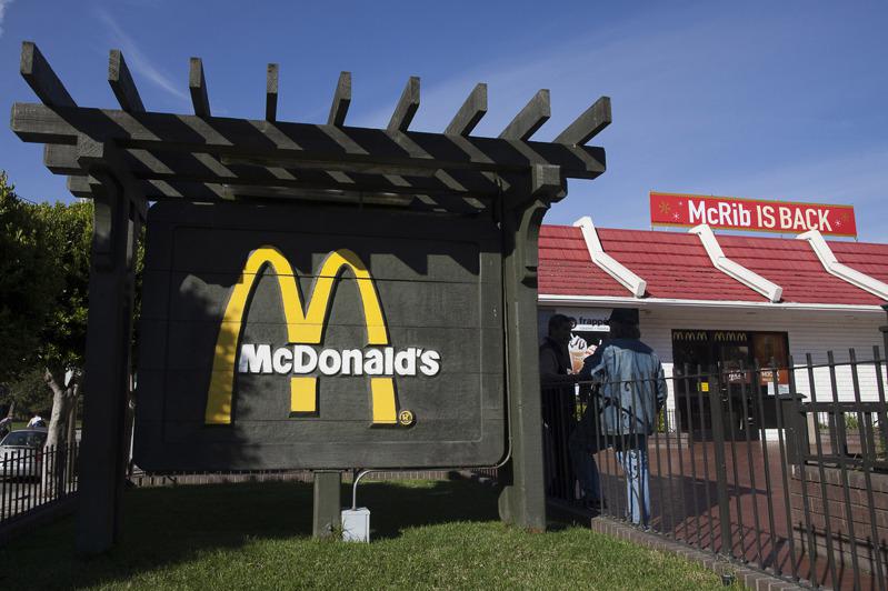 麥當勞每次重新推出「McRib肋排堡」，都大肆公告周知。(Getty Image...